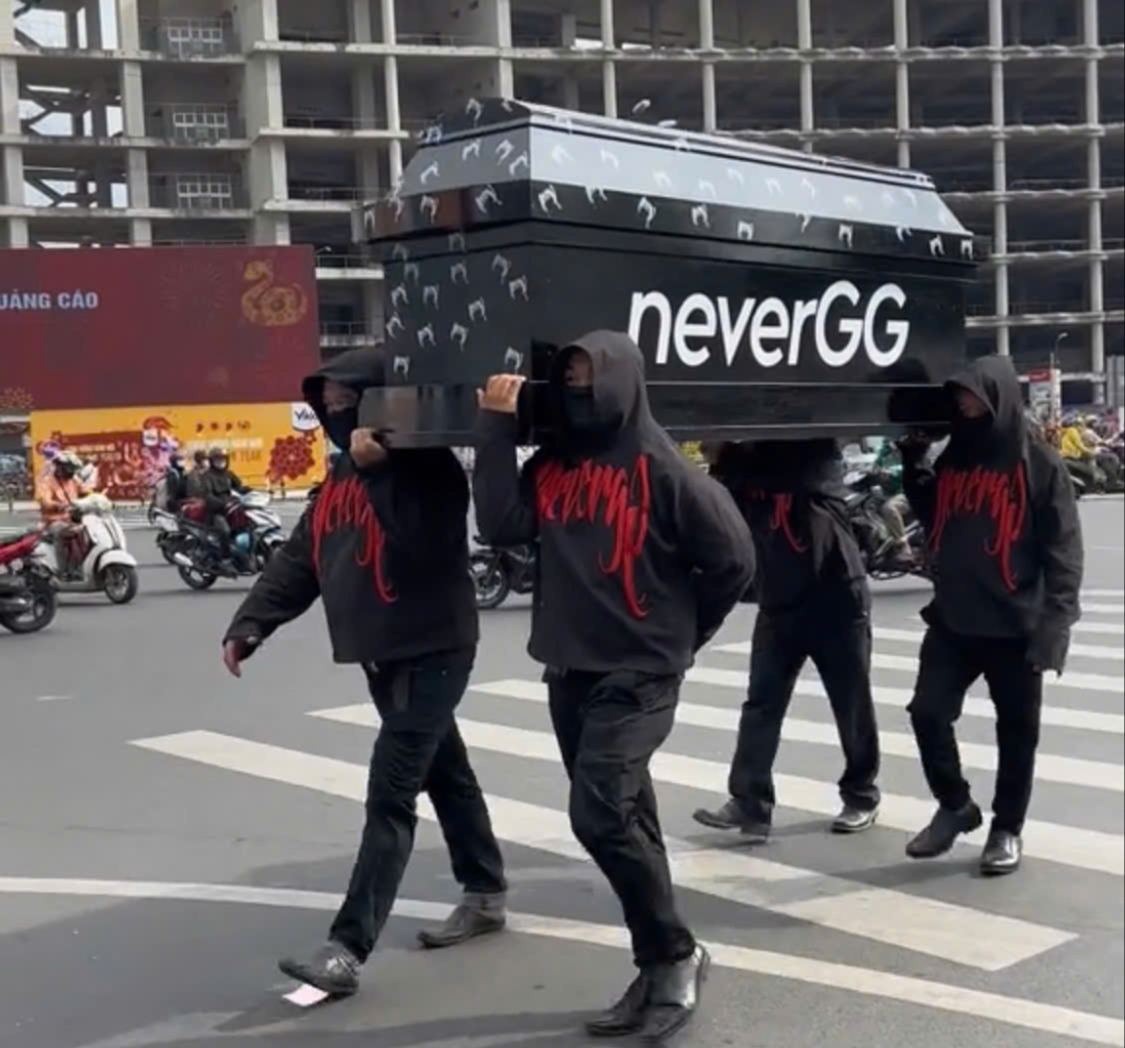 4 người mặc áo đen khiêng quan tài