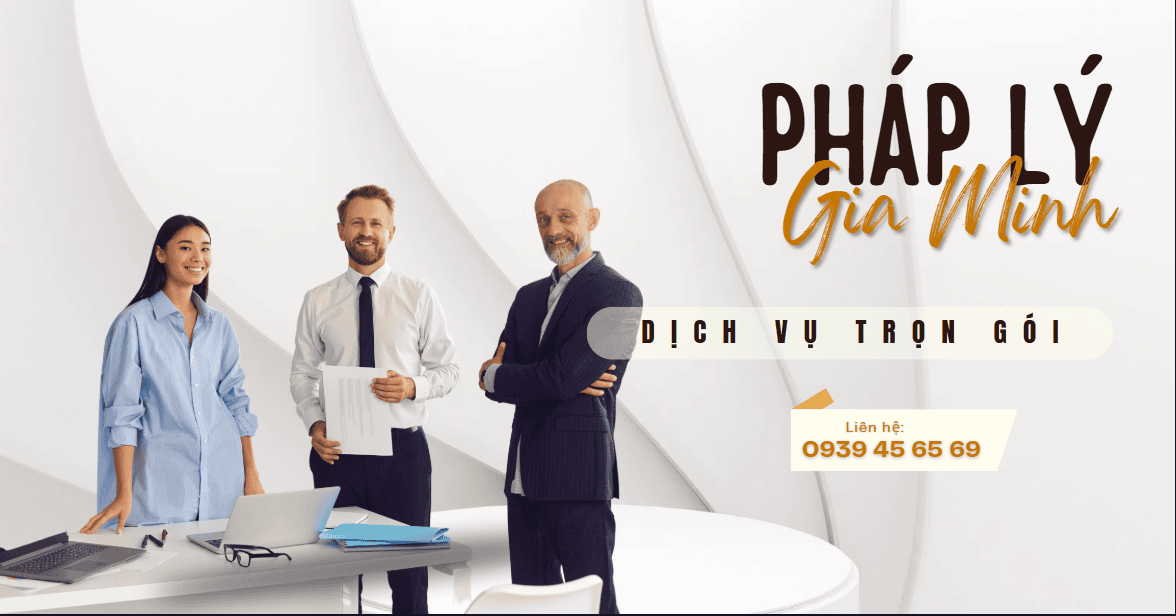 Cán bộ kiểm tra hồ sơ thuế