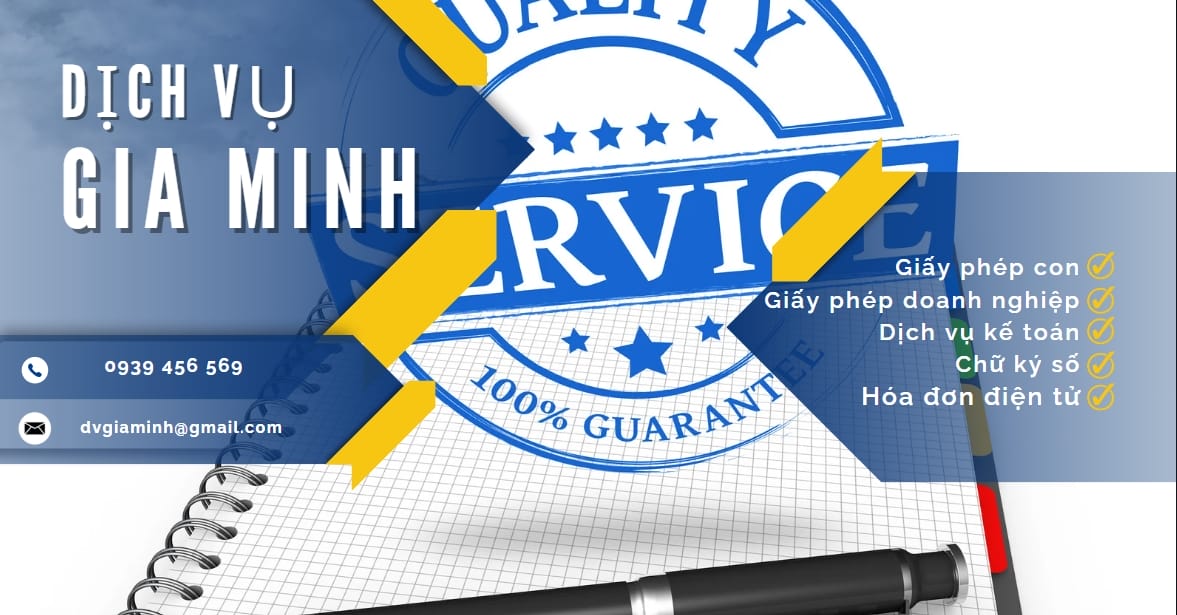 Thợ cắt tóc nam đang phục vụ khách hàng